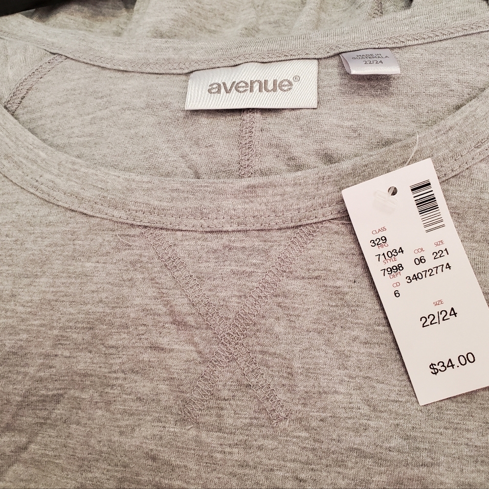 Sweater with kangaroo pockets in front